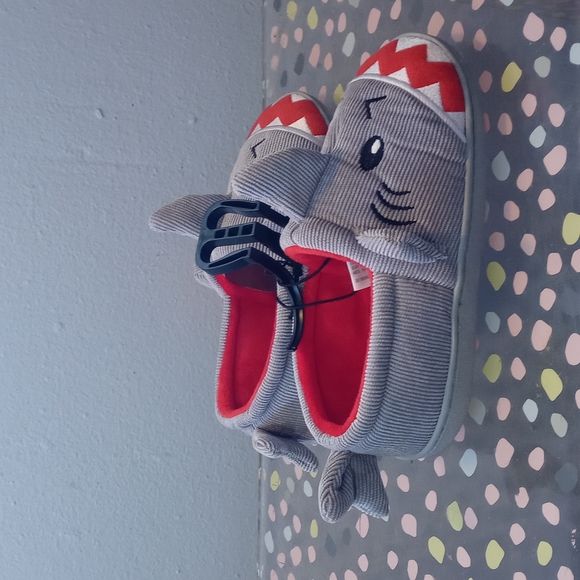 Wonder Nation Grey Kids Shark Slippers Size 11-12 - Picture 2 of 10